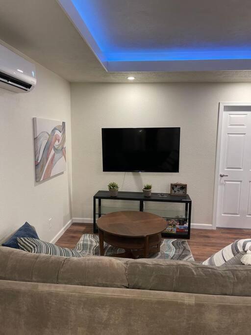 شقة Brand New 2Br Cute Blue Led In North فريسنو المظهر الخارجي الصورة